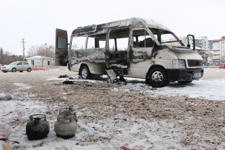 Minibüsün İçinde Yakılan Piknik Tüpü Alev Aldı, 6 Kişilik Aile Ölümden Döndü