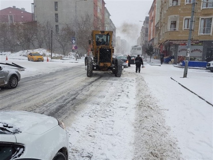 Kars Belediyesi Kaldırım Ve Caddelerin Karını Temizliyor