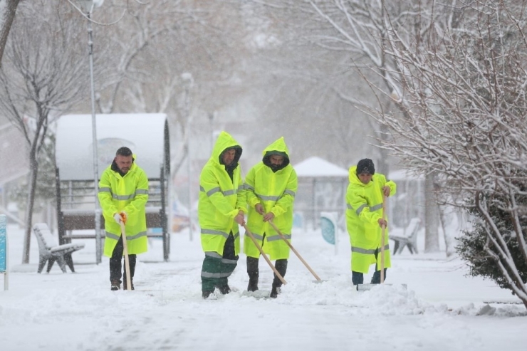 Kocasinan’da Kar Mesaisi Aralıksız Sürüyor