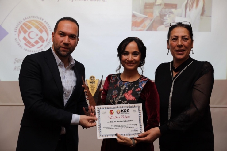 Niğde’de Yılın Enlerine Plaket