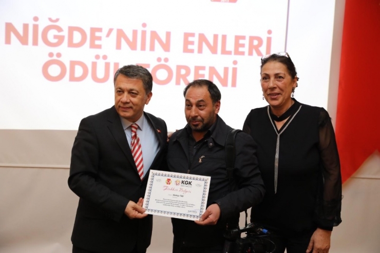 Niğde’de Yılın Enlerine Plaket