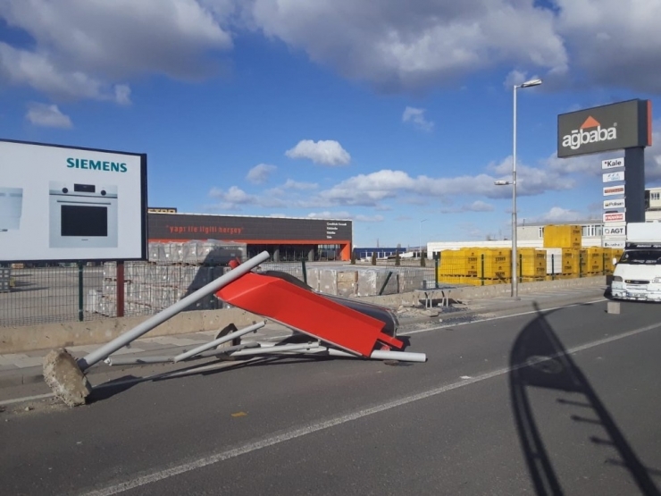 Malatya’da Fırtına Otobüs Durağını Yerinden Söktü