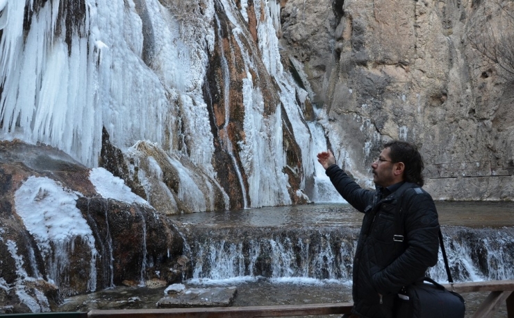 Gürpınar Şelalesi Buz Tuttu