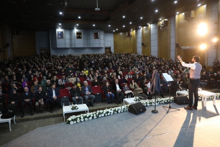 Melikgazi’de Söyleşi Ve Şiir Gecesine Büyük İlgi