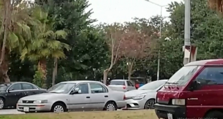 Mersin’de Güneşli Havada Kar Yağışı Şaşırttı