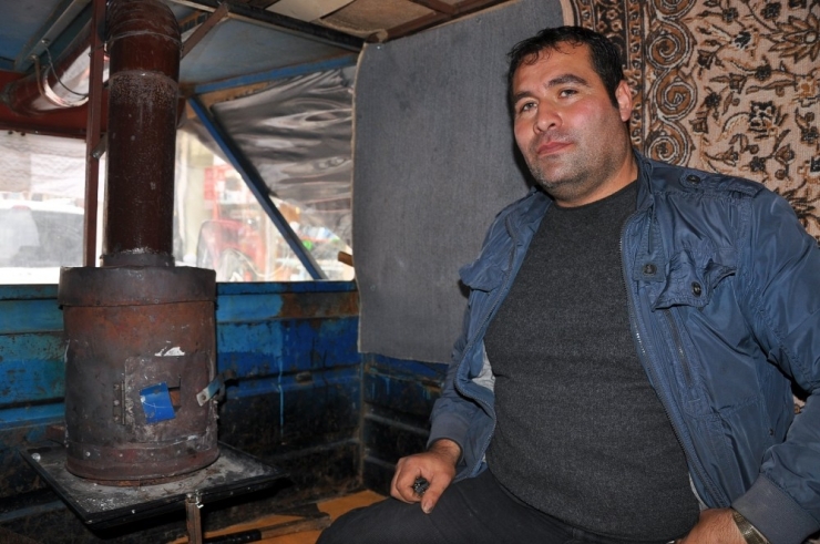 Motoru Karavanaya Çevirip, İçine Soba Kurdu