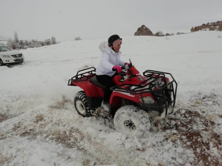 Turistlerin Kapadokya’da Kar Altında Atv Keyfi
