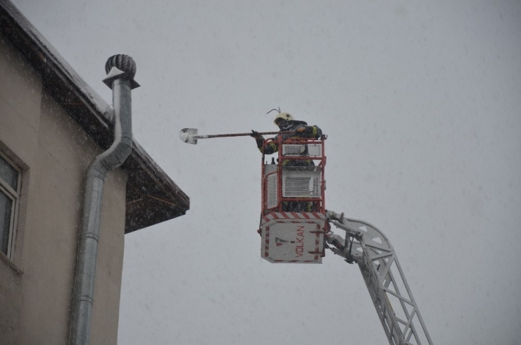 Çatıdaki Kar Kütlesi Kazaya Yol Açıyordu