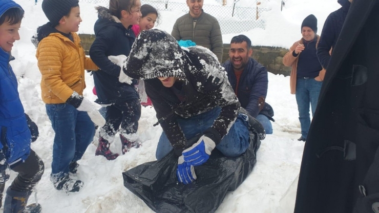 Trafiğe Kapanan Yollar Vatandaşların Eğlence Mekanı Oldu