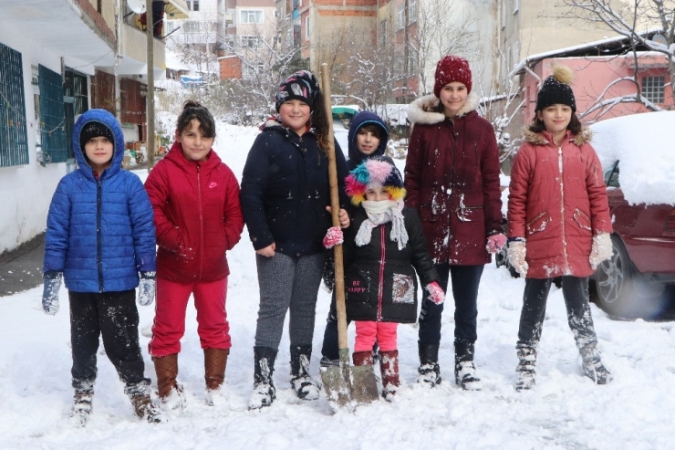 Samsun Beyaza Büründü, Poşetini Alan Sokağa Koştu