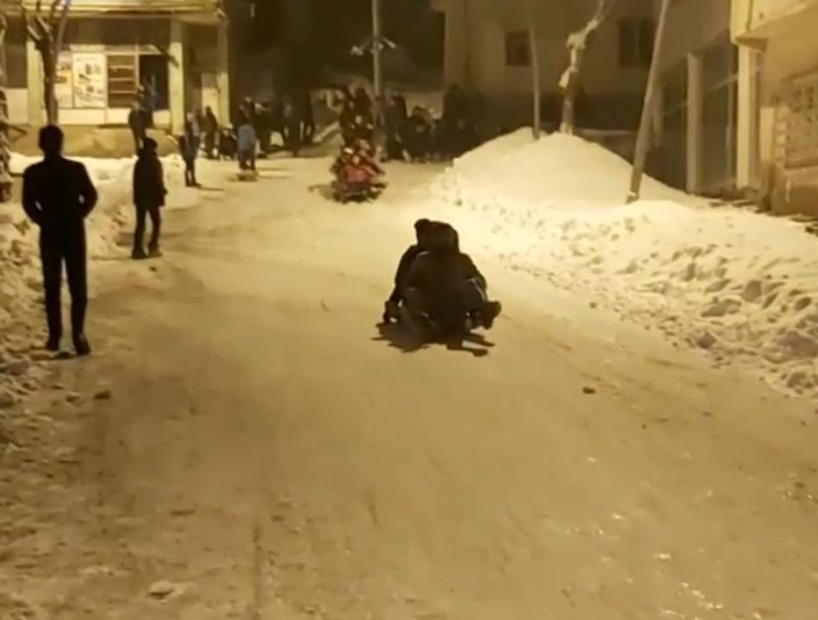 Siirtli Gençlerden Bidonlu Kızak