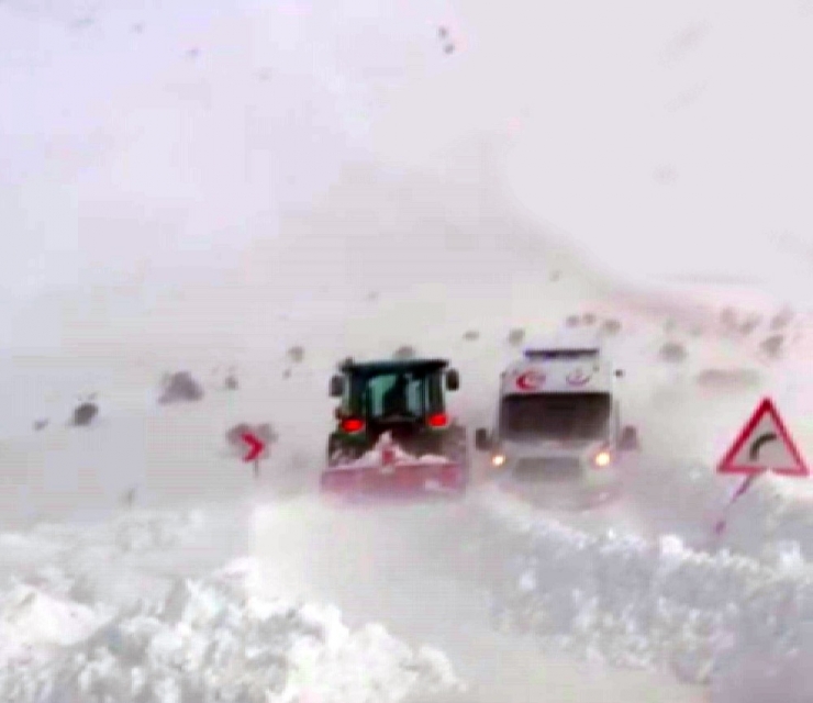 Kara Saplanan Ambulans Traktörlerle Kurtarıldı