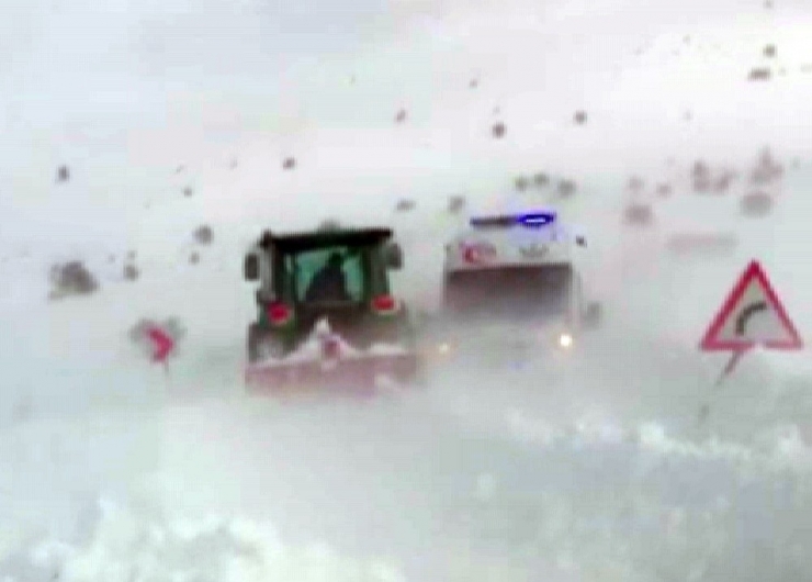Kara Saplanan Ambulans Traktörlerle Kurtarıldı