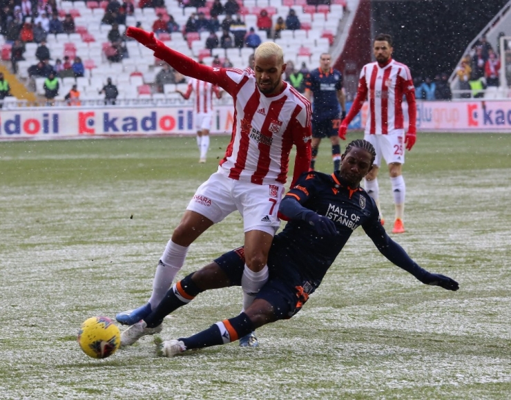 Süper Lig: Dg Sivasspor: 0 - Medipol Başakşehir: 0 (İlk Yarı)