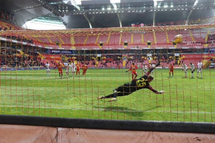 Süper Lig: Hes Kablo Kayserispor: 1 - Antalyaspor: 1 (İlk Yarı)