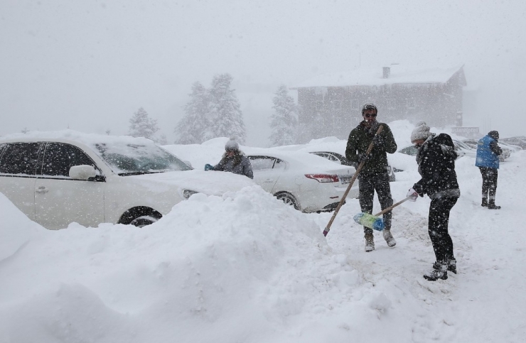 Uludağ’da Tatilciler Karlar Altında Kalan Araçlarını Böyle Aradı