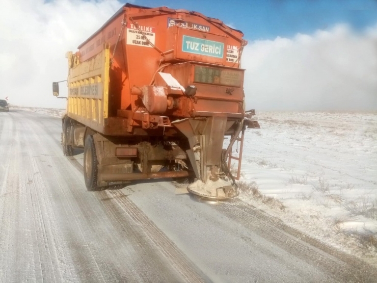 Tepebaşı’nda Kar İle Mücadele Sürüyor