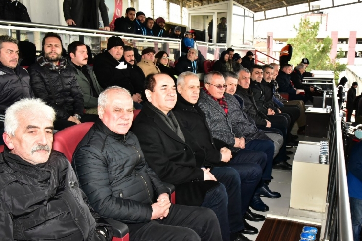 Vali Deniz, Somaspor-batman Petrolspor Maçını İzledi