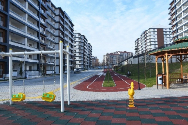 Toki, Depremde Can Kaybı Yaşayan Ailelerin Yanında