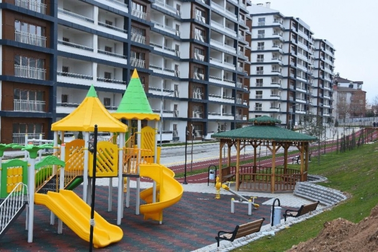 Toki, Depremde Can Kaybı Yaşayan Ailelerin Yanında