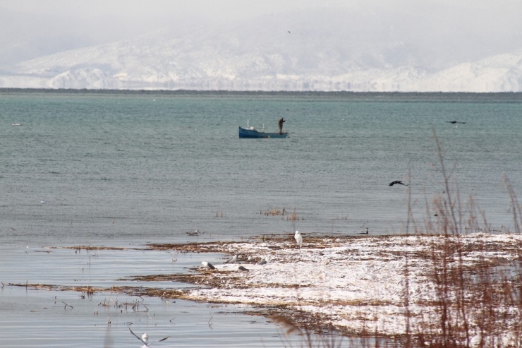 Beyşehir’de Balık Avına Soğuk Hava Molası