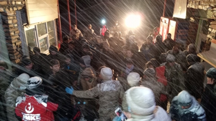 Van Gölü Kıyısında Donma Tehlikesi Geçiren Göçmenler Hastaneye Kaldırıldı