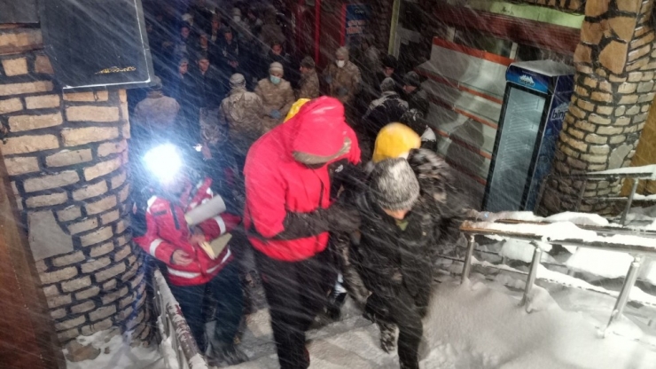 Van Gölü Kıyısında Donma Tehlikesi Geçiren Göçmenler Hastaneye Kaldırıldı