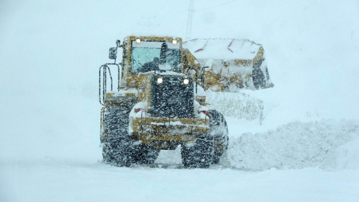 Çığ Bölgesinde Hava Koşullarından Dolayı Arama Çalışmaları Yapılamıyor