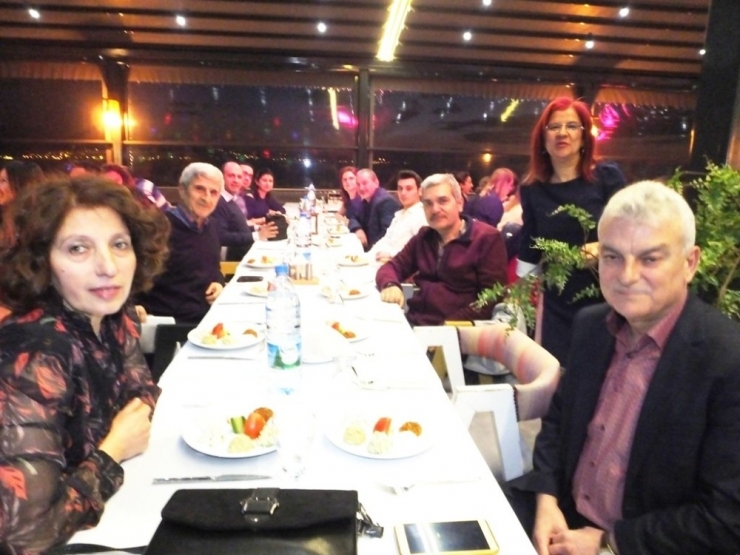 Burhaniye’de Doktorlar Emekliye Ayrılan Arkadaşları İçin Uğurlama Yemeği Verdi