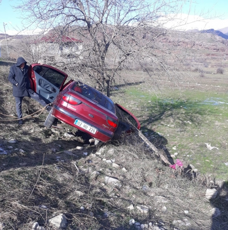 Otomobil Şarampole Yuvarlandı: 1 Yaralı