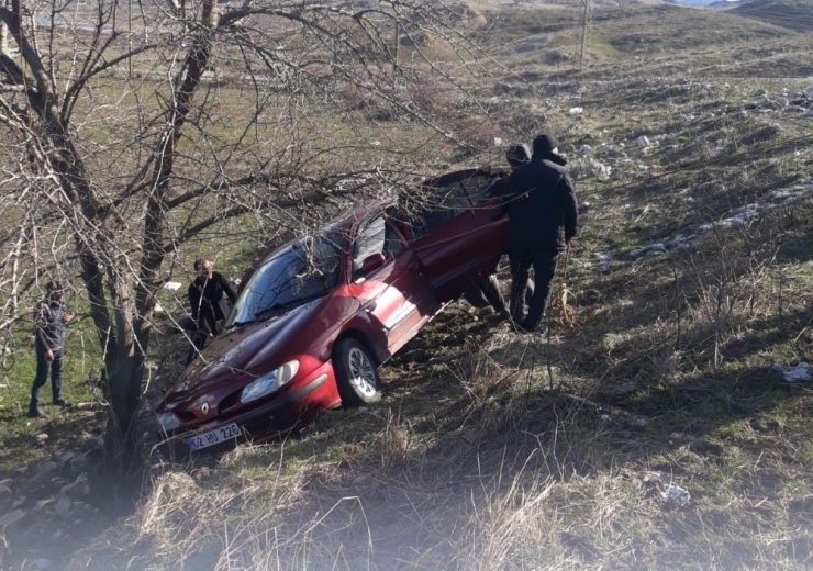 Otomobil Şarampole Yuvarlandı: 1 Yaralı