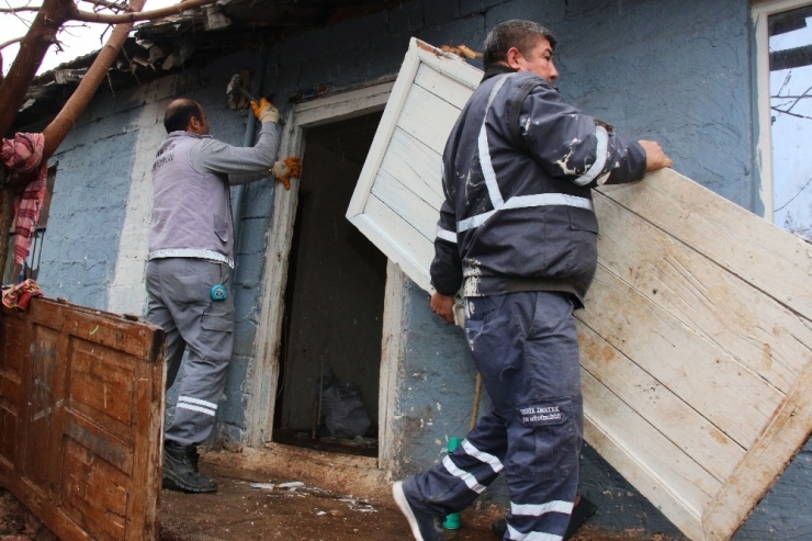 Büyükşehir, Toğa Ailesinin Kapısız Evini Sıcak Yuvaya Çevirdi