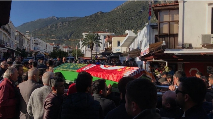 Kaza Kurbanı Damat Galatasaray Formasıyla Son Yolculuğa Uğurlandı