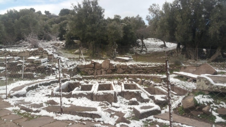 2 Bin 800 Yıllık Aigai Antik Kenti Beyaza Büründü