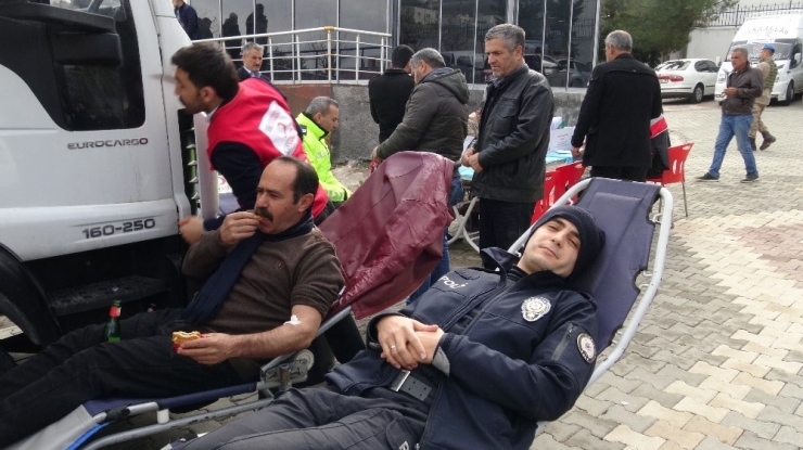 Batman’da Polis Ve Vatandaş Kan Bağışı İçin Seferber Oldu