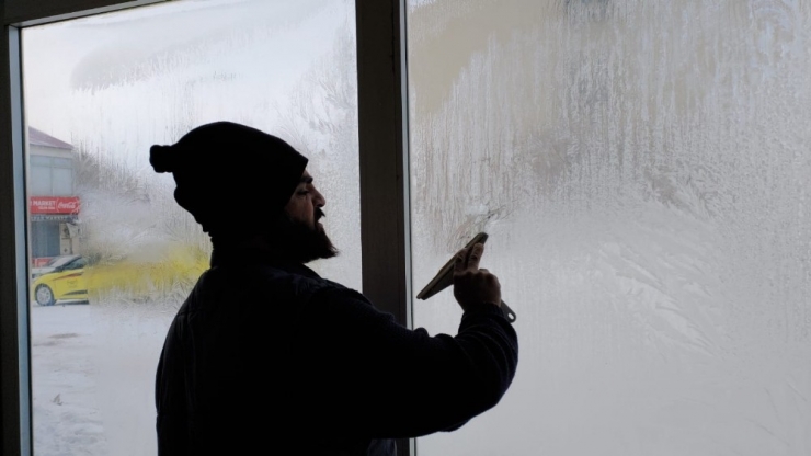 Karlıova Dondu, Sıcaklık Eksi 16’ya Kadar Düştü