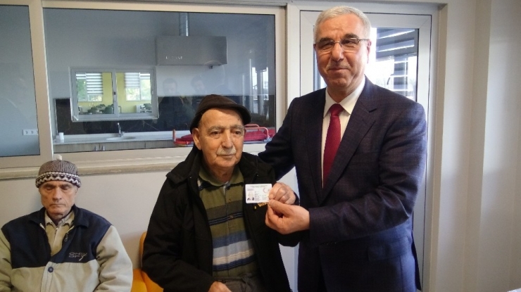 Nüfus Müdürlüğü, Huzurevindeki Yaşlıların Ayağına Gidiyor