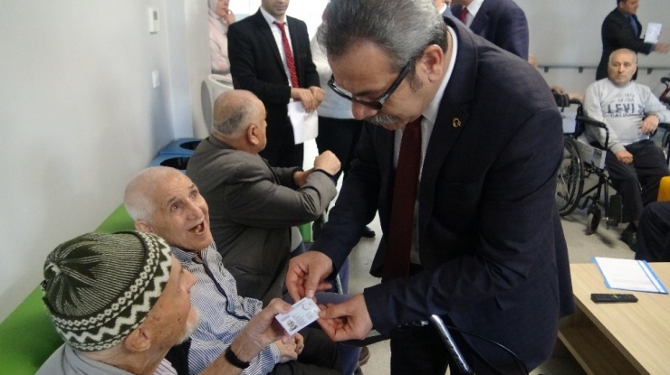 Nüfus Müdürlüğü, Huzurevindeki Yaşlıların Ayağına Gidiyor