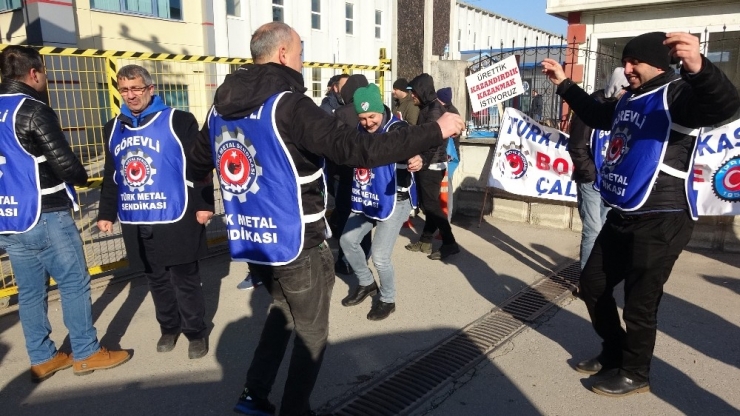 Bursa’da İşçiler Şalter Kapatıp Greve Gitti