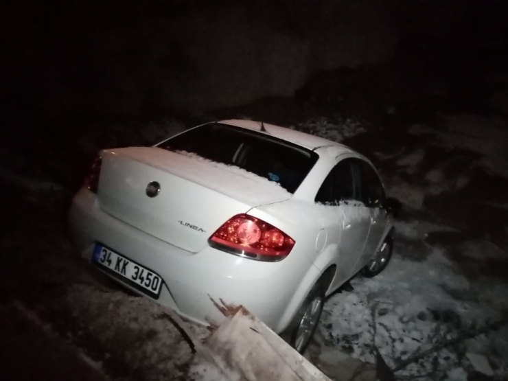 Buzda Kayan Otomobil İnşaat Çukuruna Uçtu