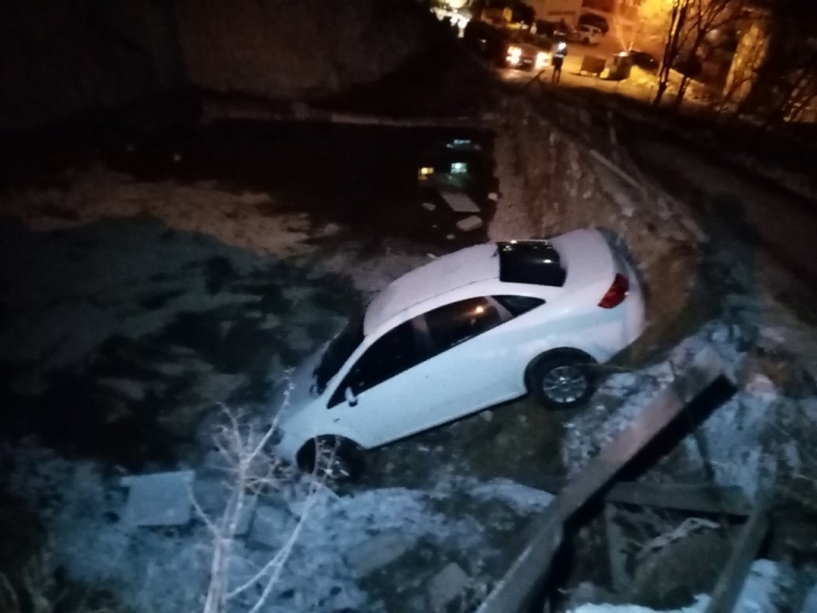 Buzda Kayan Otomobil İnşaat Çukuruna Uçtu