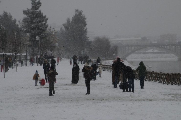Cizre’de 6 Yıl Aradan Sonra Kar Yağdı
