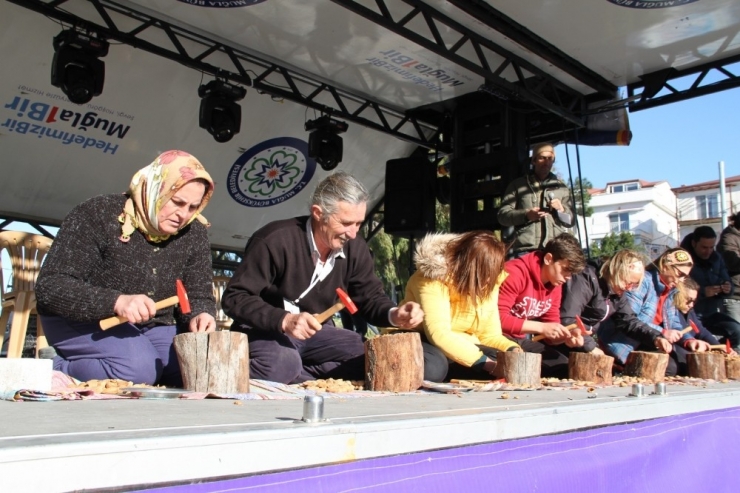 En Çok Bademi Kırmak İçin Yarıştılar