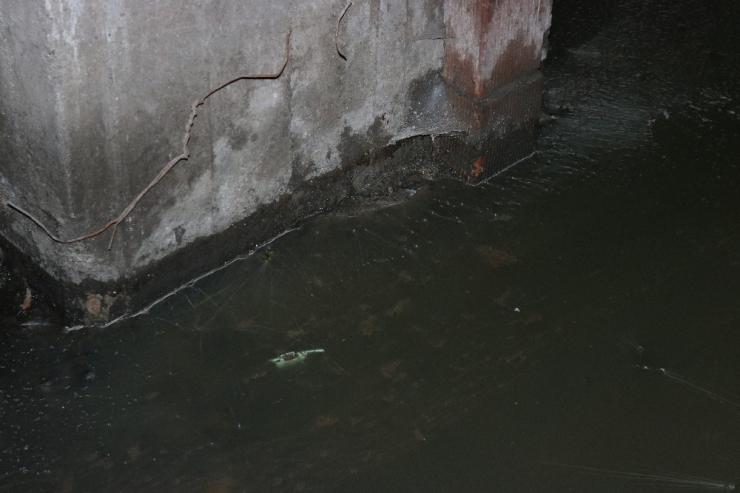 Depremin Ardından Binanın Bodrum Katı Su Aldı, Belediye Yetkilileri ‘Kendiniz Boşaltın’ Dedi