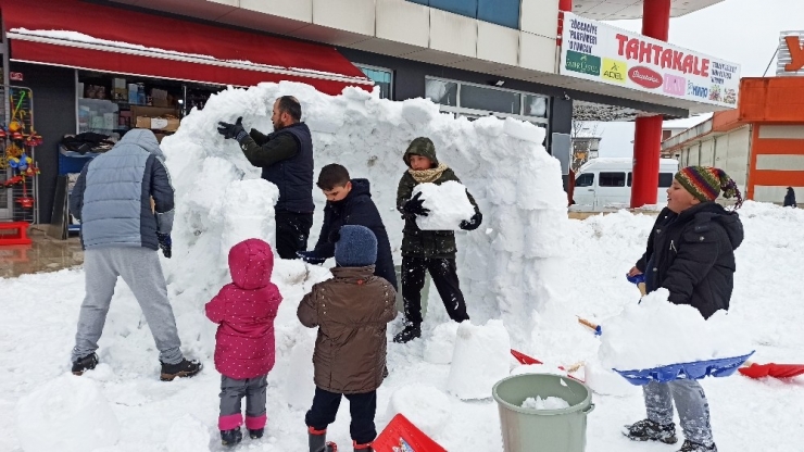 Herkes Kardan Adam Yaptı, Onlar Kardan Kale Yaptı