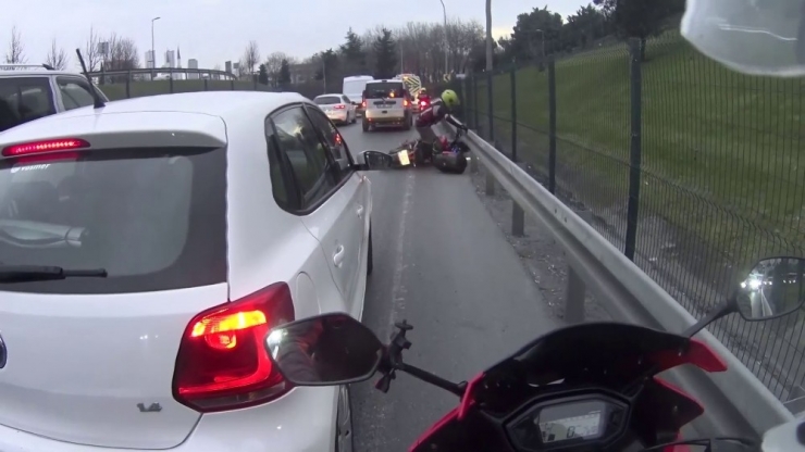 İstanbul’da İlginç Motosiklet Kazası Kamerada