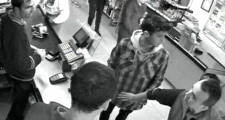 2 Tl Değerinde Çikolata Çaldılar Gözaltına Alındılar