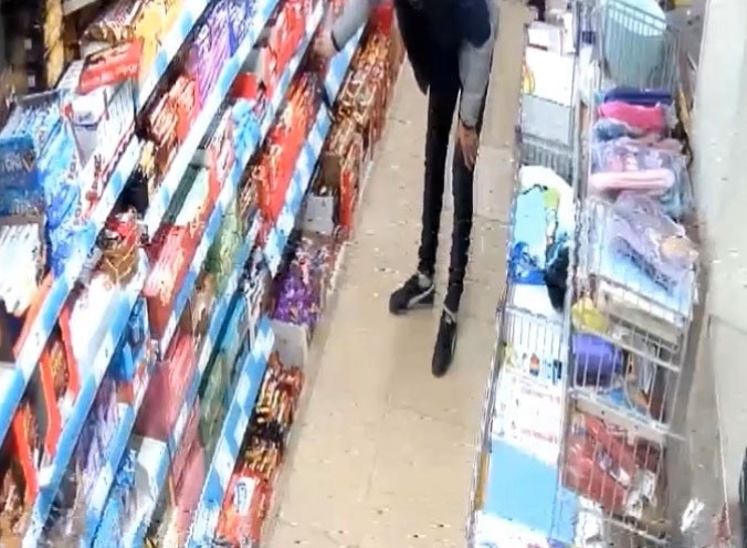 2 Tl Değerinde Çikolata Çaldılar Gözaltına Alındılar