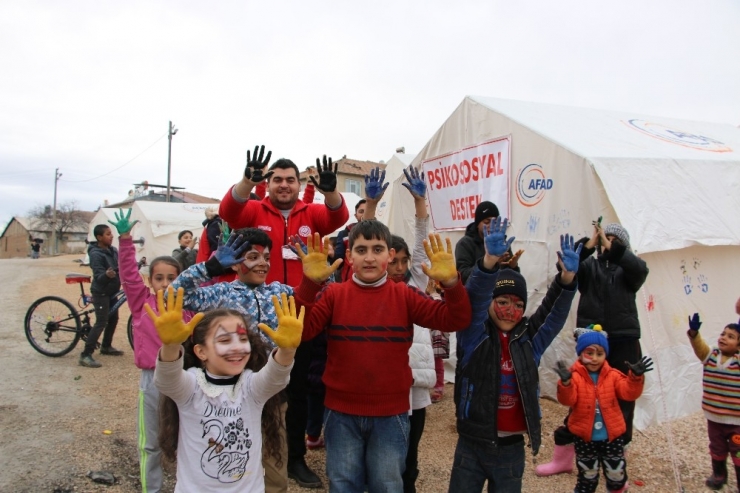 Destek Çadırları İle Depremzede Çocukların Gönüllerine Dokunuluyor