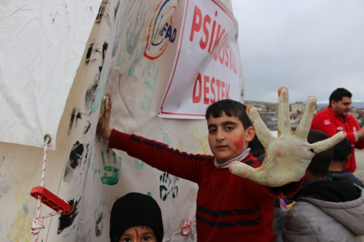 Destek Çadırları İle Depremzede Çocukların Gönüllerine Dokunuluyor